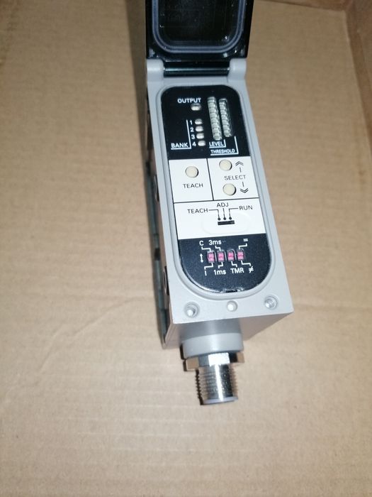 Amplificator PLC pt senzori fibra optica culoare Omron E3MC-Y41