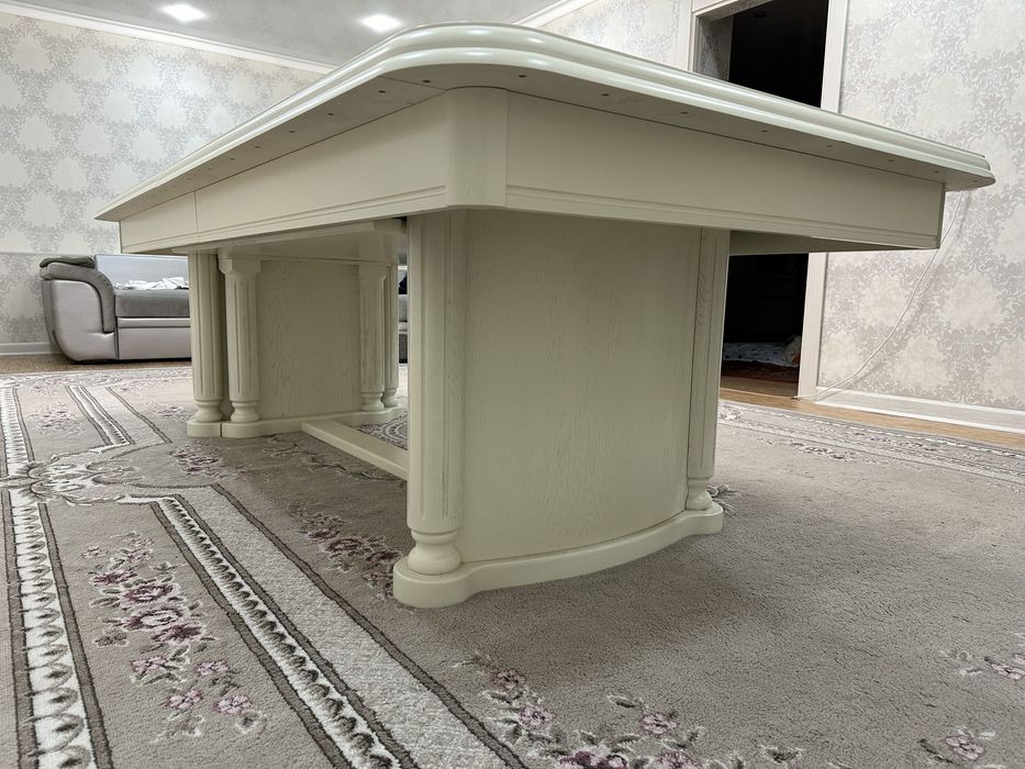 Гостевой стол, в очень хорошем состояний