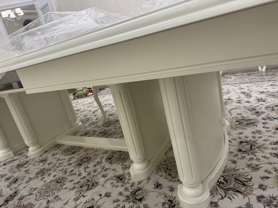 Продается гостиный стол с стулями