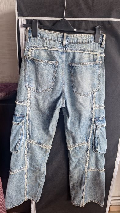 Blugi cargo cu buzunare Bershka