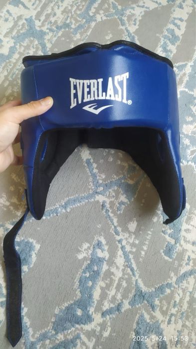 перчатки шлемы.     .