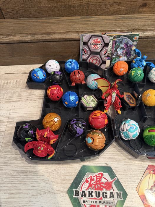 Set jucarii Bakugan  25 buc plus cutie , cartonase Pret : 199 lei toate