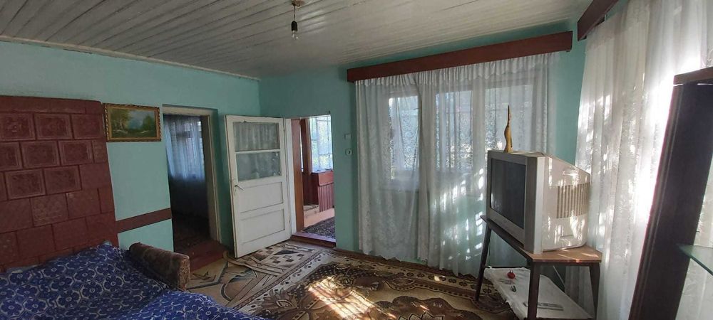 Vand casa veche in centrul localitatii Vladeni