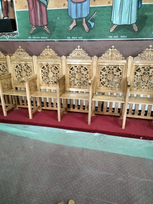 Scaune sculptate (străni)