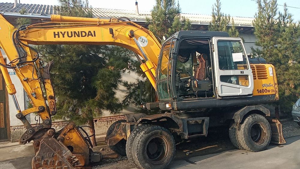 Srochni ekskovator sotiladi. 2009yil, holati aʼlo.