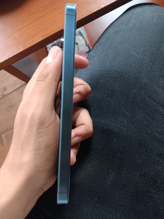 Samsung a55 5g Are un pic sgreturi pe spate