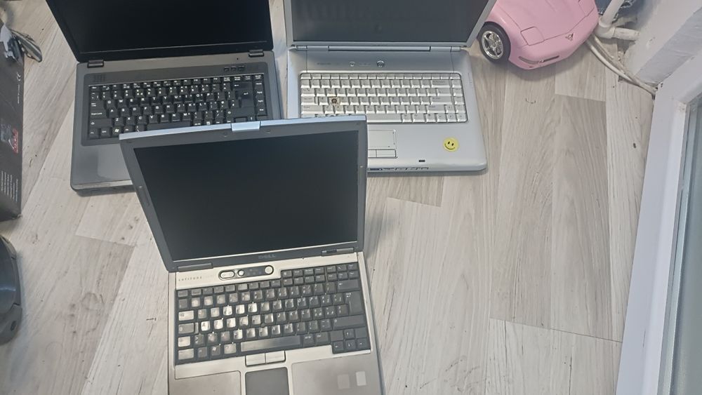 Lot 3laptopuri fără incarcatoare nu știu starea lor se dau toate 3buc la pachet preț toate 300lei fix nu schimb