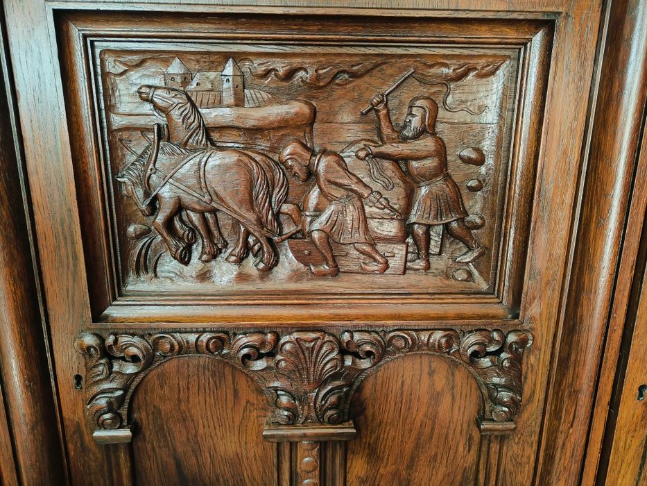 Разкошен дъбов шкаф с дърворезба