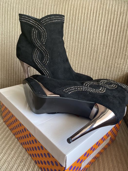 Боти на висок ток