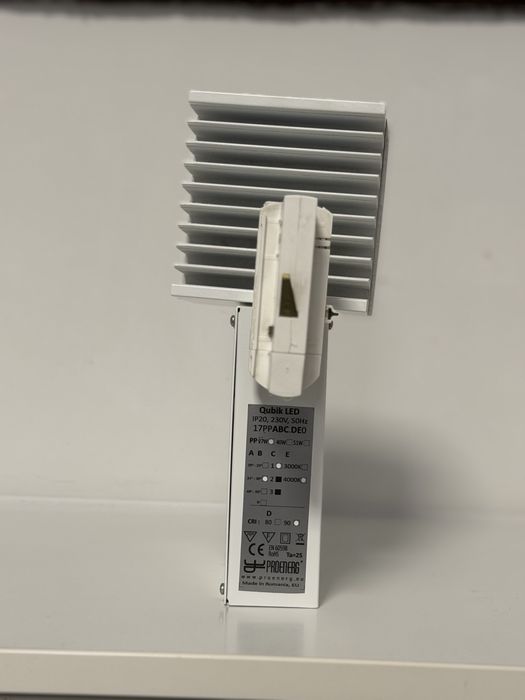 Plafoniera led pe sina