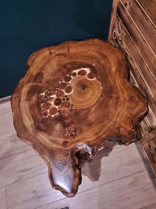 Дървена холна маса