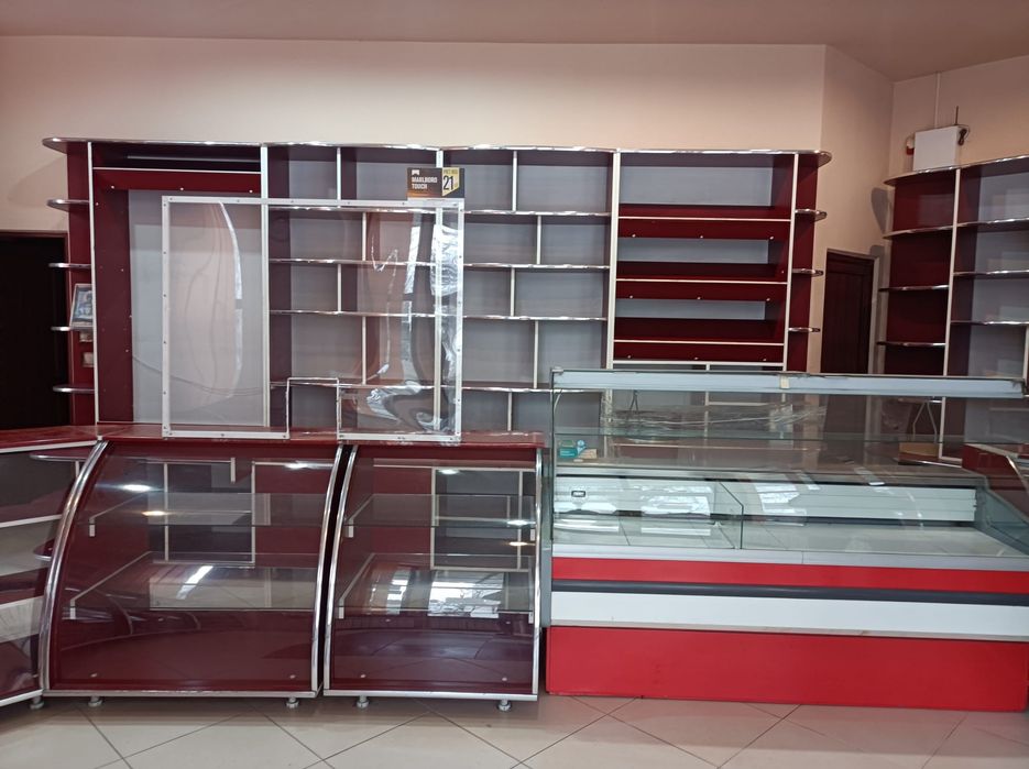URGENT!Mobilier magazin - vitrinele din fata+ vitrină frigorifică 2 m