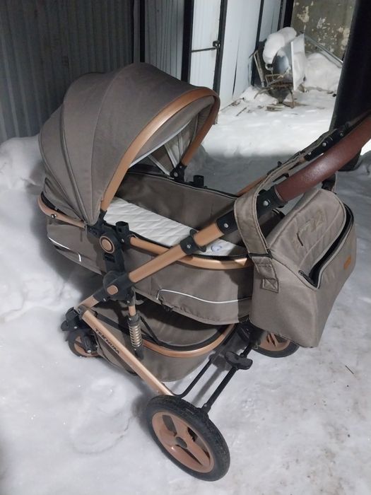 Продам коляску,ходунок, стульчик для кормления.