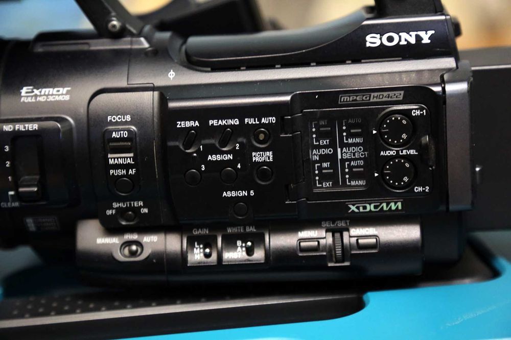 Профессиональная видеокамера Sony PMW-150
