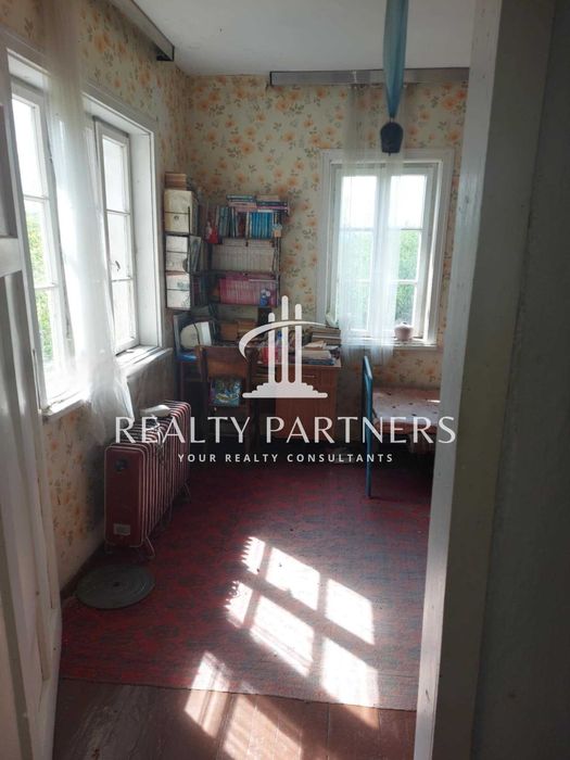 Двуетажна масивна къща с голям двор в китното село Туроковци