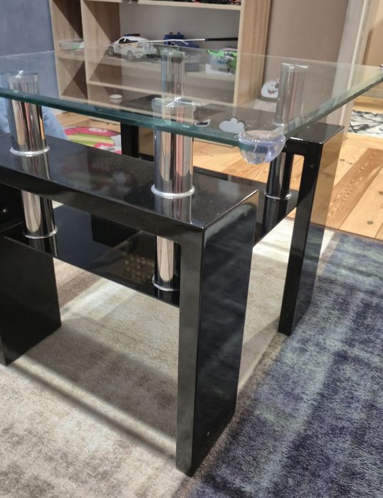 Квадратна стъклена маса