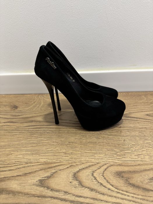 Pantofi de damă cu tocuri înalte
