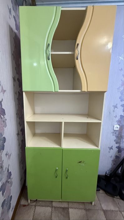Продам 2 шкафа и отдам стол
