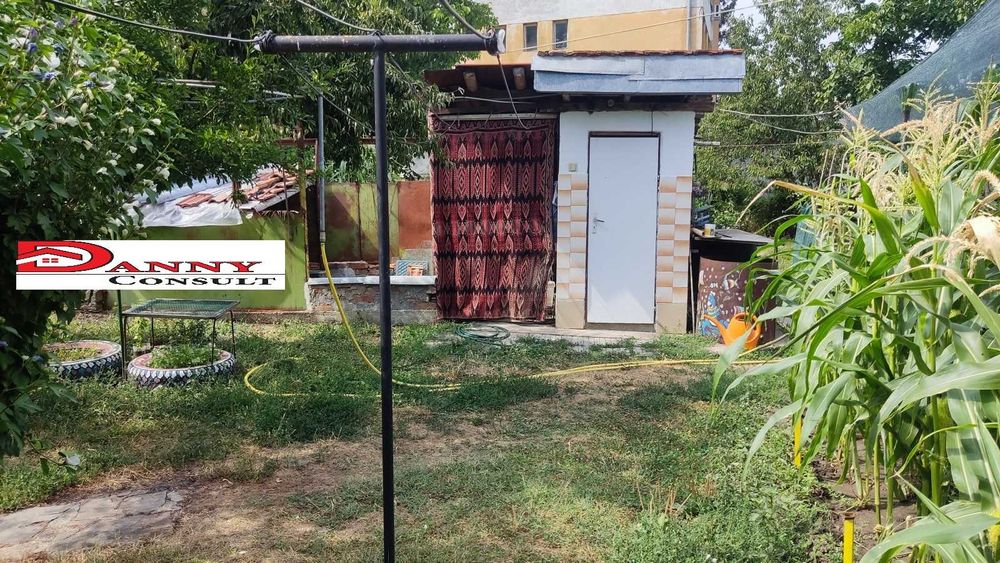 Стара къща с двор и кладенец в с. Балван