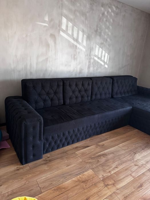 Canapea extensibila cu cadru din lemn masiv