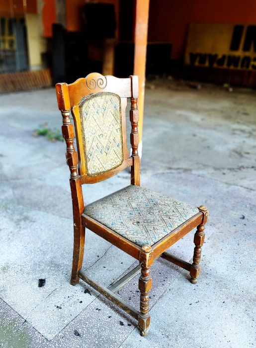 Scaune din lemn masiv, vechi dar solide – se vând doar la set