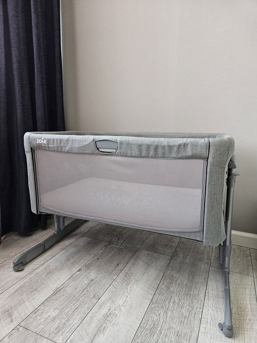 Кроватка приставная JOIE ROOMIE GLIDE (с маятником).