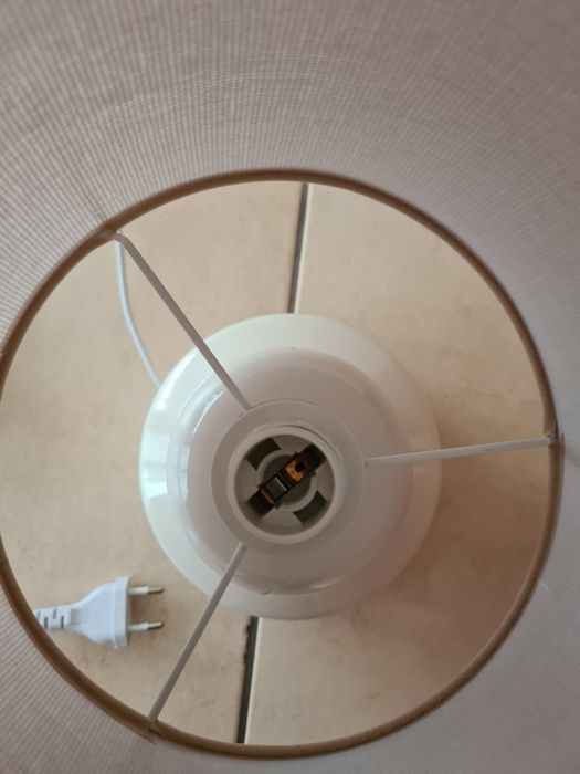 Lustră cu abajur – Eleganță și căldură pentru casa ta!