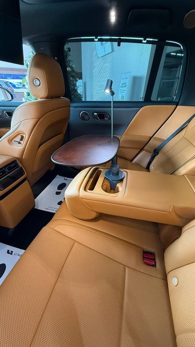 Премиум столик с LED-лампой для заднего ряда LIXIANG