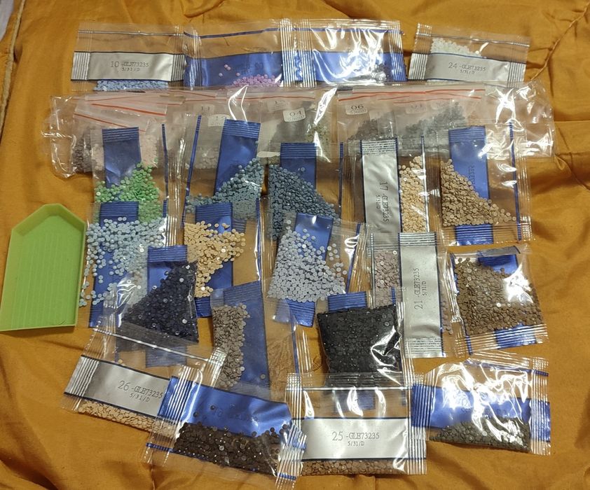 Для рукоделия,большие куски тканей после кроя, лоскуты различного разм