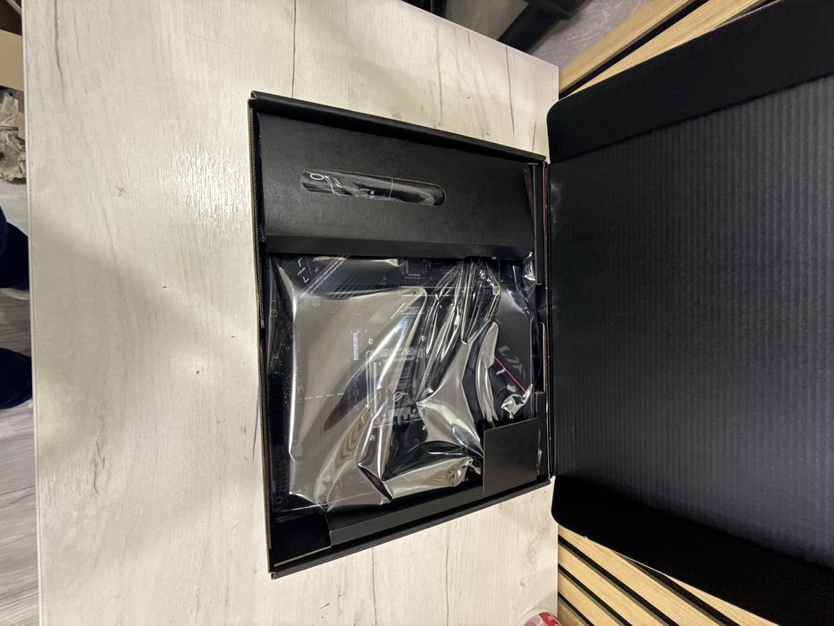 Placa de baza ASUS ROG STRIX B650E-E GAMING WIFI, Socket AM5 sigilata !