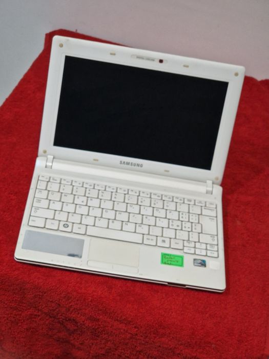 Laptop Samsung cu încărcător funcțional doar la priza