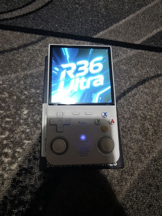 Чисто нова R36 ULTRA преносима конзола