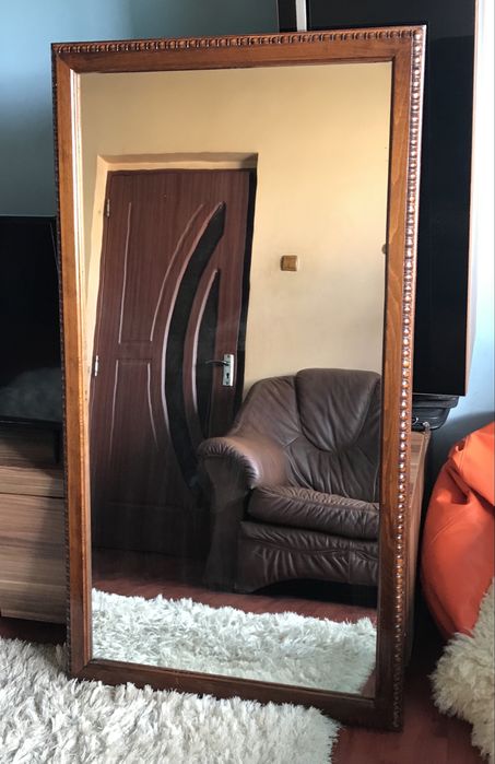 Oglinda veche cu rama din lemn masiv