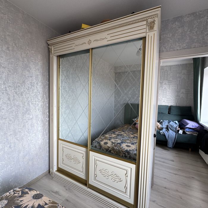 Продам шкаф купе с зеркалом