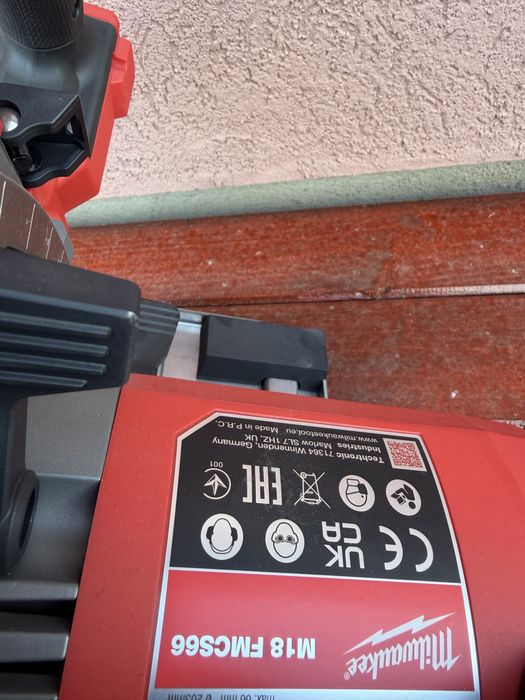 Milwaukee circular pentru metal pe acumulator