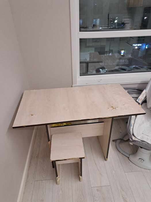 Кухонный стол и две табуретки