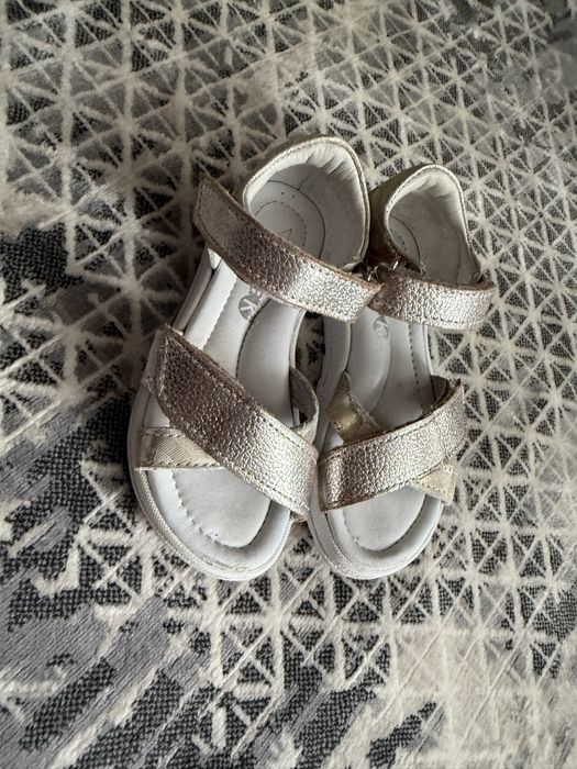 Продам сандали на девочку