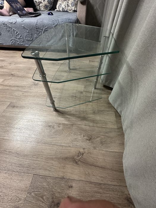 Стеклянный столик.