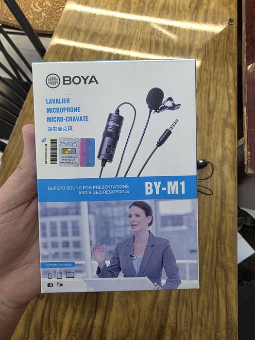 петличный микрофон BOYA BY-M1.