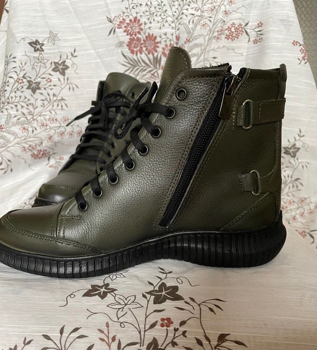 Маслинено зелени боти