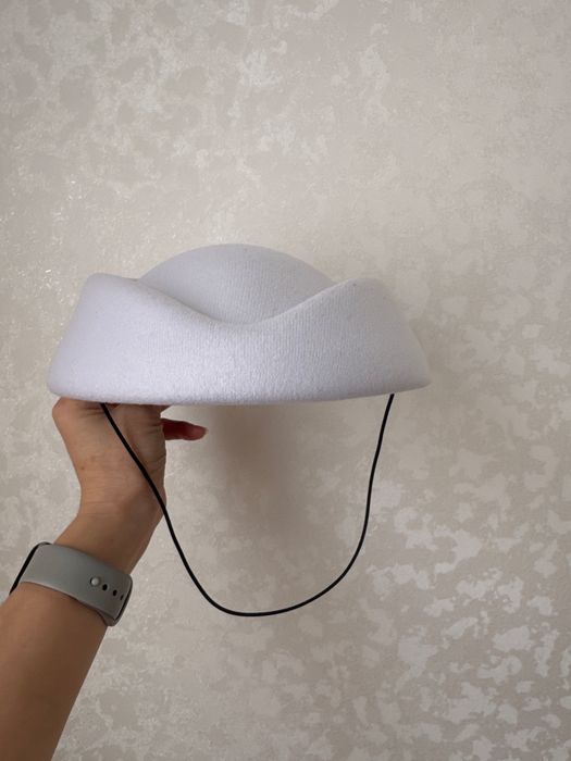 Шляпа красивая, белая