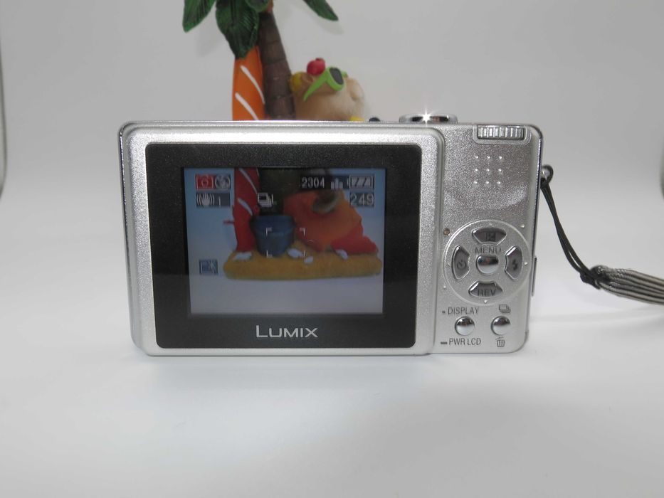 Lumix DMC FX2 - S ултра компактен цифров фотоапарат, дигитална камера с оптика Leica, пълен комплект, като нова - работи отлично!