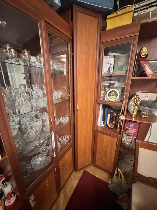 Шкаф и столы со стульями