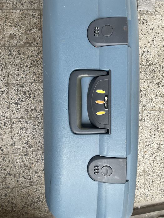 Голям куфар Delsey