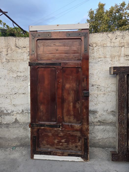 Darvoza taxta eshigi bilan