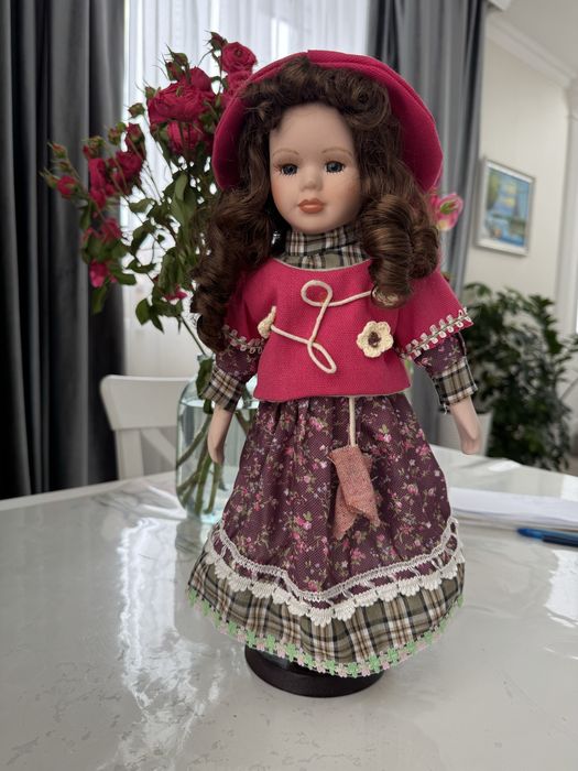 Продам куклу фарфоровая