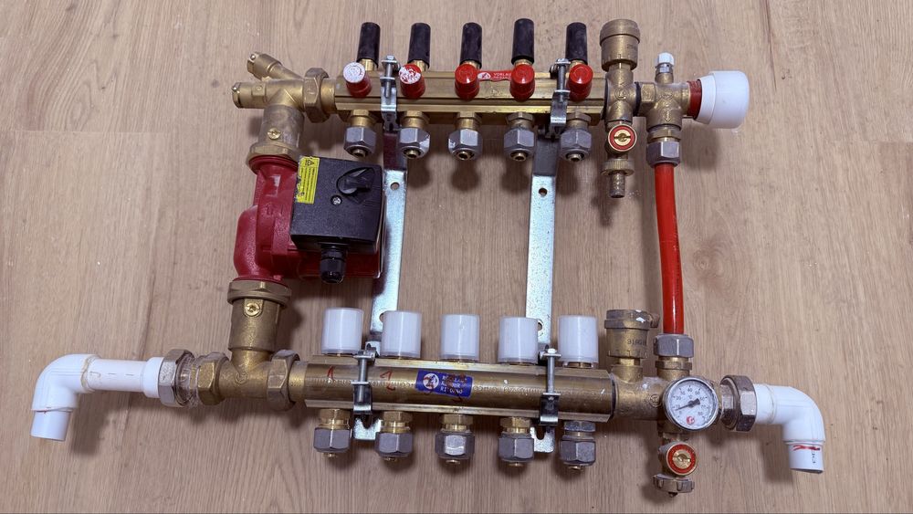 Kit distribuitor incalzire pardoseala Giacomini 5 cai