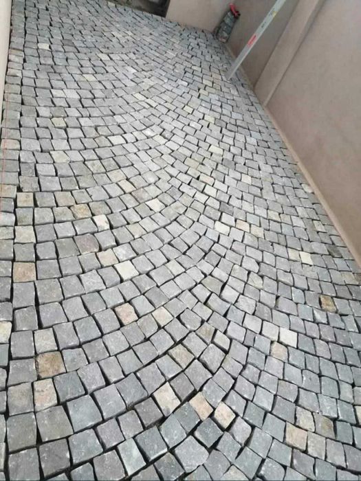 Piatra cubică montată impecabil–Lasă grădina pe mâna profesioniștilor!