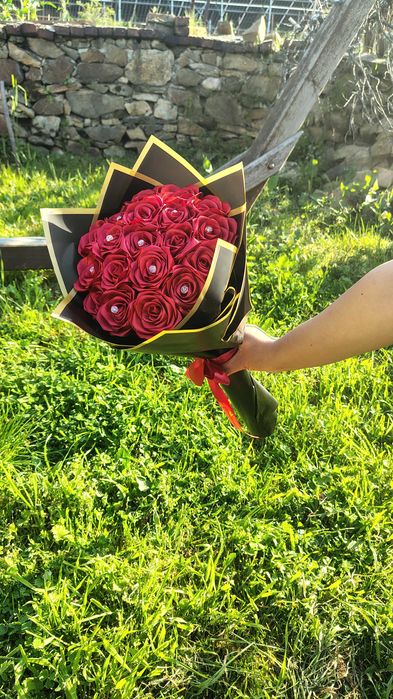 Различните букети от вечни сатенени рози, подходящи за всеки повод.