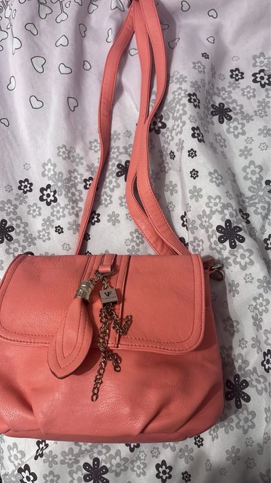 Дамска чанта “VF” в цвят корал – стилна и практична